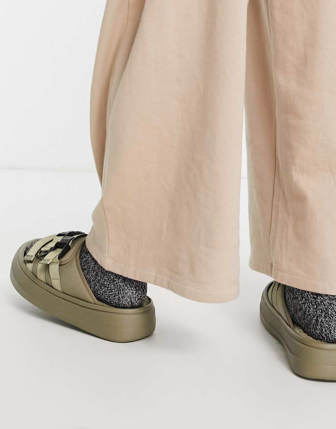 ASOS DESIGN chunky tech sliders in khaki with borg lining, photo 2