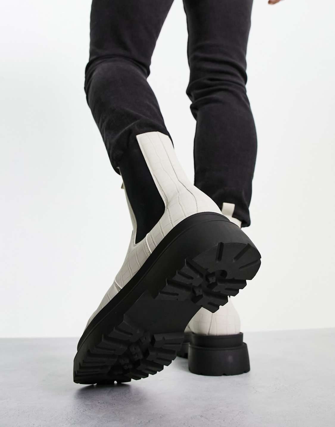 ASOS DESIGN – Chelsea-Stiefel aus Krokoleder-Imitat in Beige mit dicker Sohle, photo 2