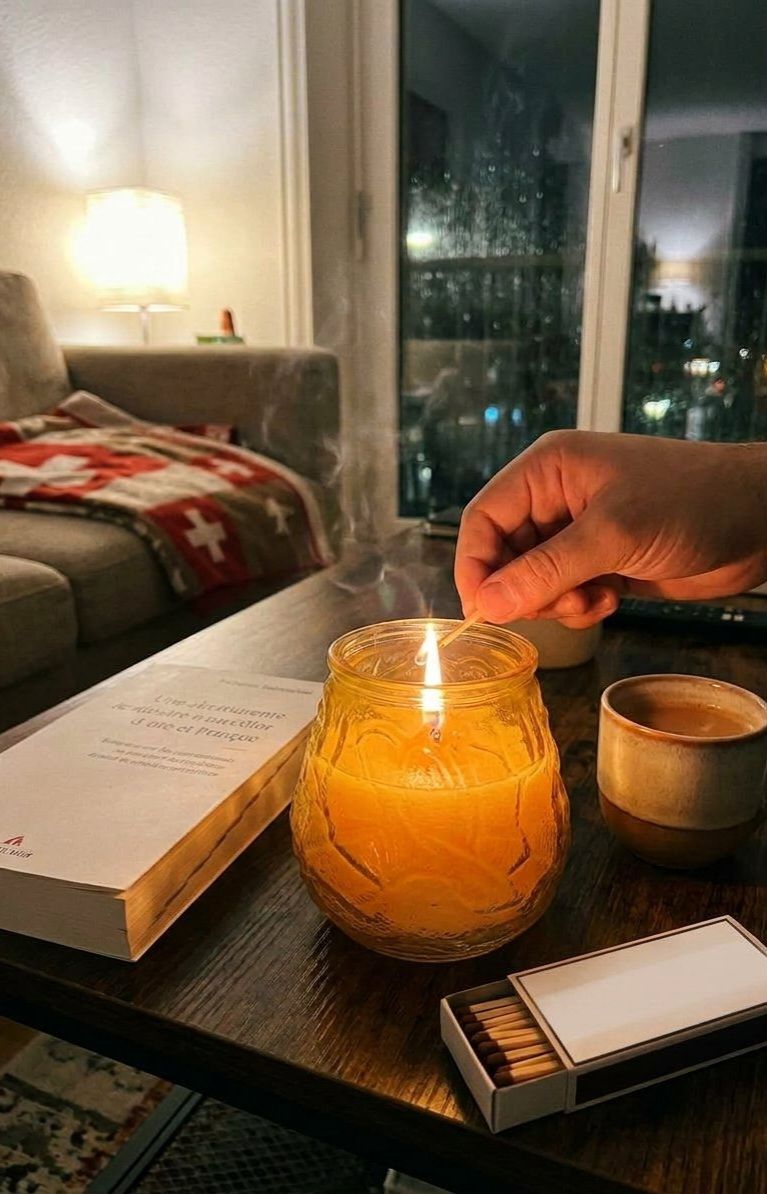 شمعة حديقة بالسترونيلا في مرطبان زجاجي ملوّن بارز من Migros Home, photo 2